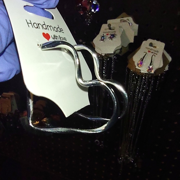 Silver heart earrings - Picture 1 of 3